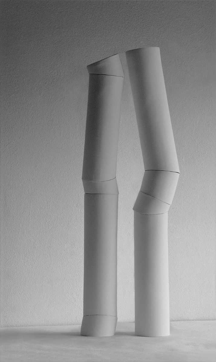 RÖHRENPAAR I 1992, Porzellan unglasiert, Höhe 80 cm Ø 9 cm, Foto Ilona Ripke