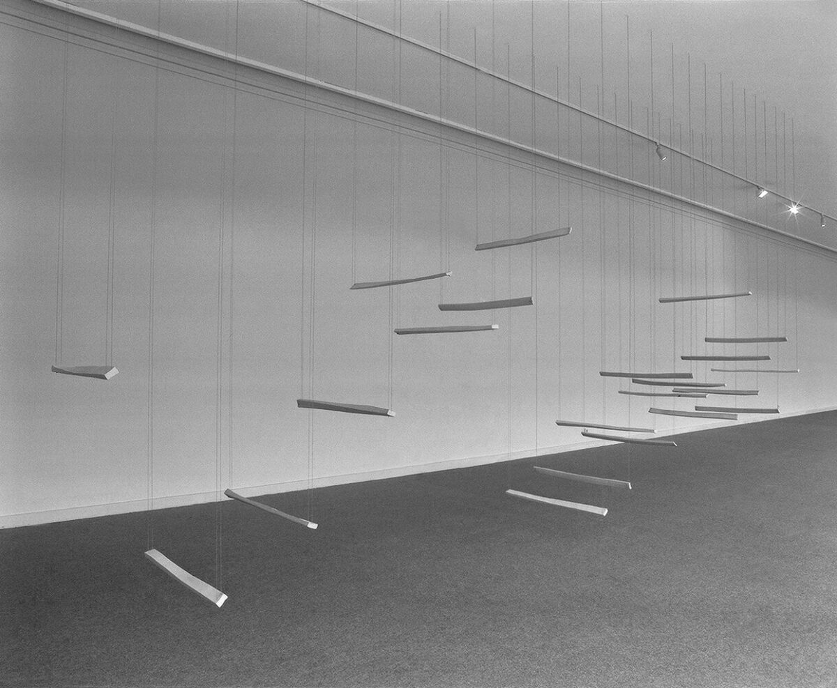 SCHAUKELN 1994, Staudenhofgalerie Potsdam, Förderpreisausstellung, Porzellan Schnur, 420 x 110 x 1200 cm, Foto Ilona Ripke