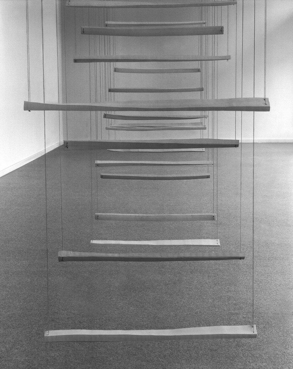 SCHAUKELN 1994, Staudenhofgalerie Potsdam, Förderpreisausstellung, Porzellan Schnur, 420 x 110 x 1200 cm, Foto Ilona Ripke