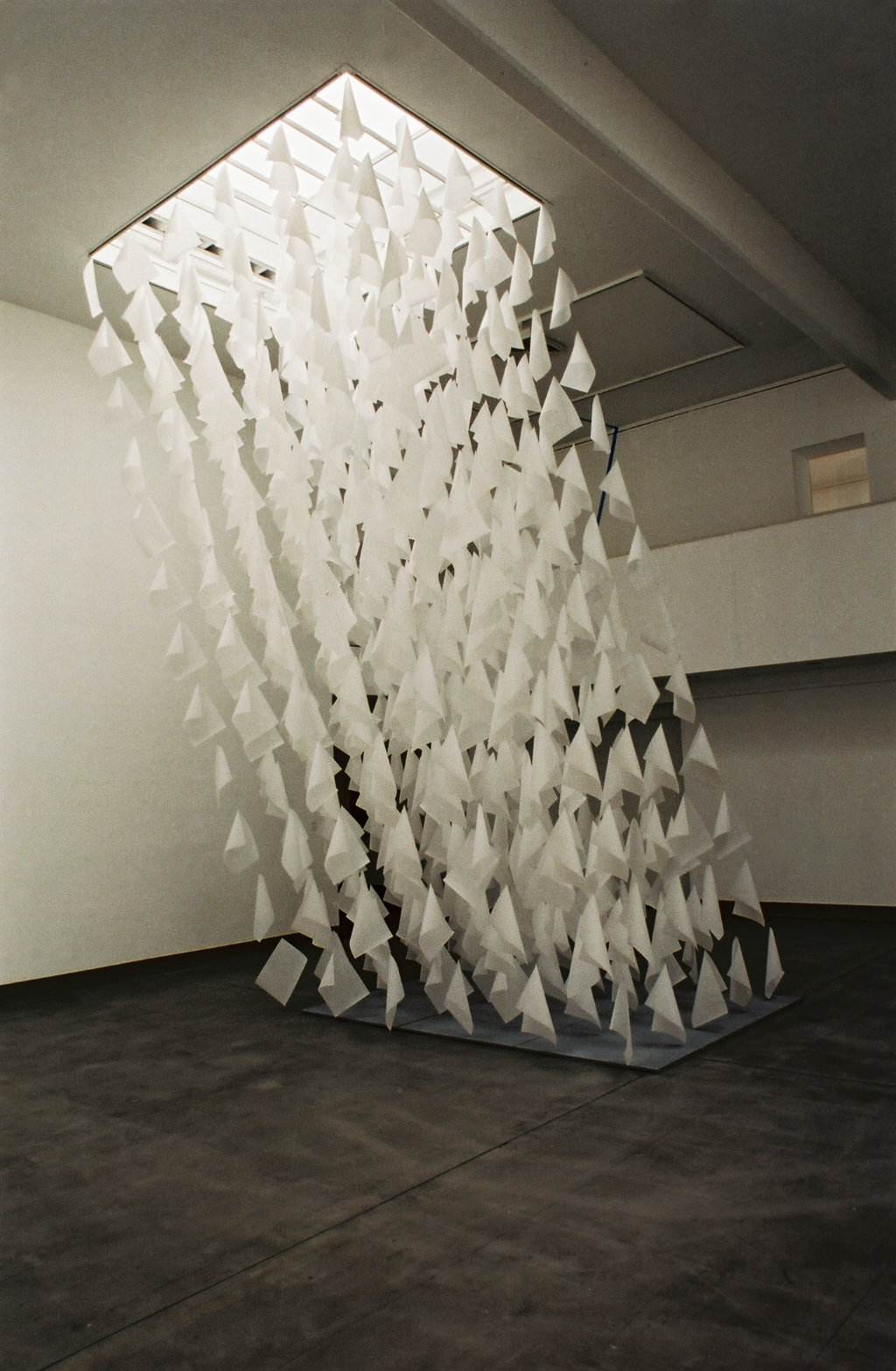 ICH 2001, Künstlerforum Bonn, Punktuell – Linear, Potsdamer Künstler in Bonn, Papier Nylon Blei, 600 x 200 x 300 cm