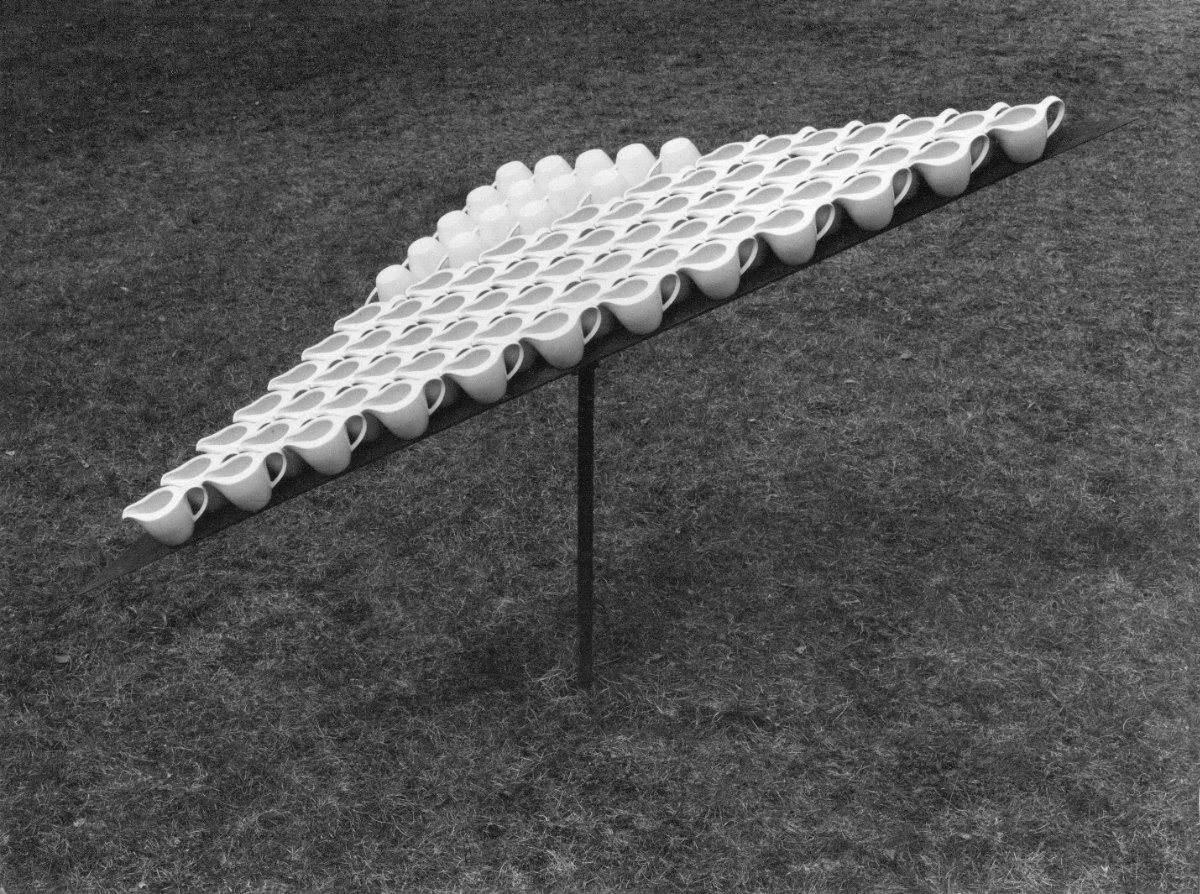RAPPORT 1993, Porzellan, 78 Sahnegießer auf beweglicher Metallunterkonstruktion, 60 x 60 x 190 cm, Foto Ilona Ripke