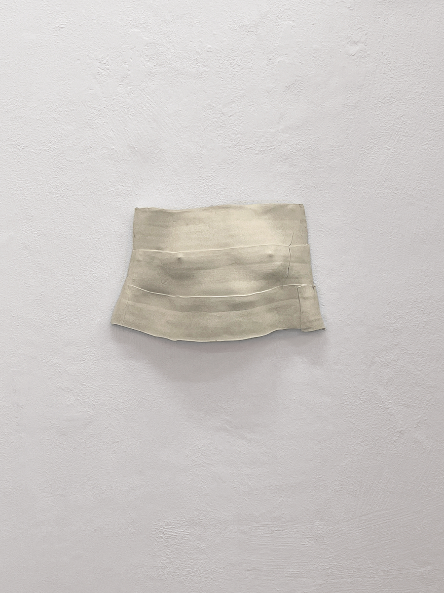 Torso 1993 | 2024, Porzellan, 36 x 58 x 13 cm, Stahlunterkonstruktion, Foto Alice Bahra